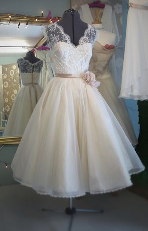 robe de mariée alessparis robe courte en dentelle alessparis