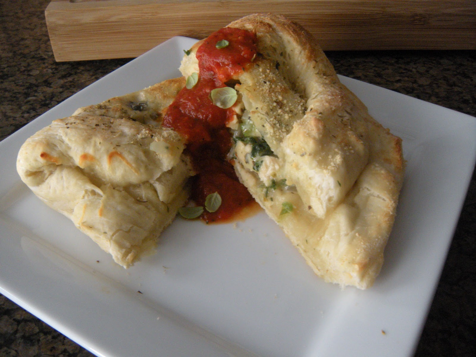 emaginë FOODIËChicken Spinach Alfredo Calzone