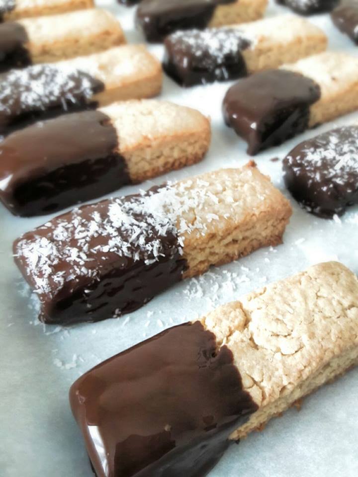 Кокосови сладки с крем сирене и шоколад