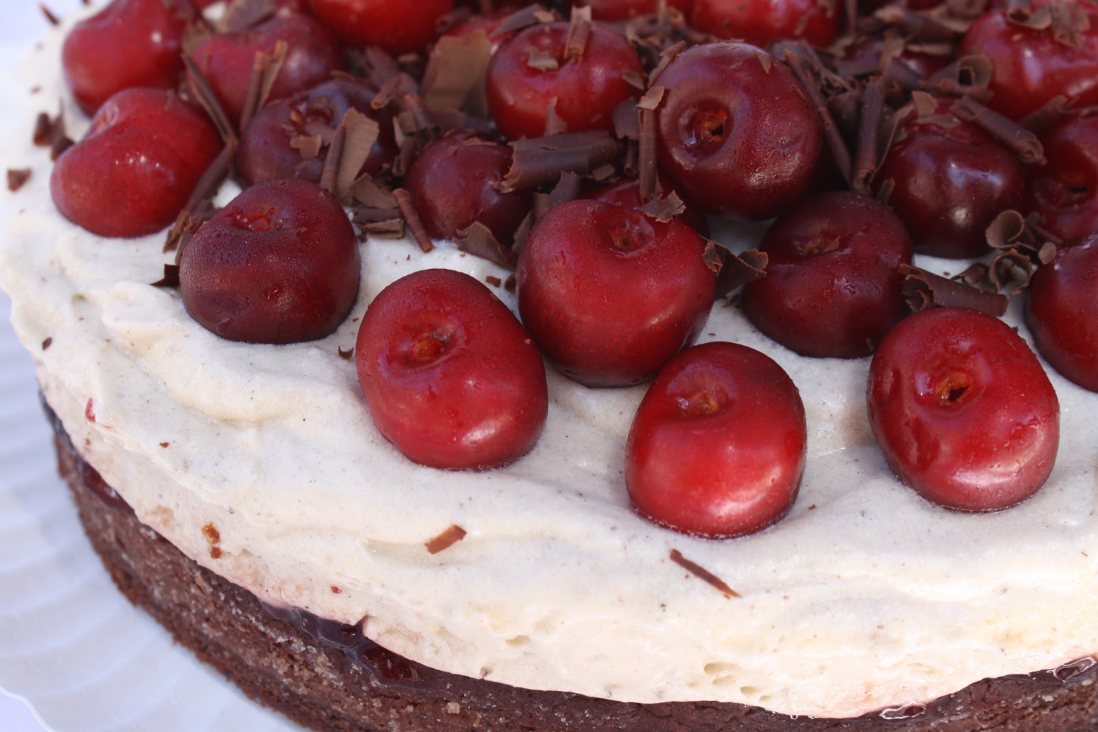 A Cherry on Top.: Schokoladentorte mit Vanillecreme und Kirschen