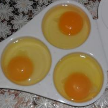 Можно ли вареное яйцо в микроволновке. Яйцо всмятку в микроволновке. Яйца всмятку. Яйцо в мешочек в микроволновке. Варёные яйца в формочке в микроволновке.