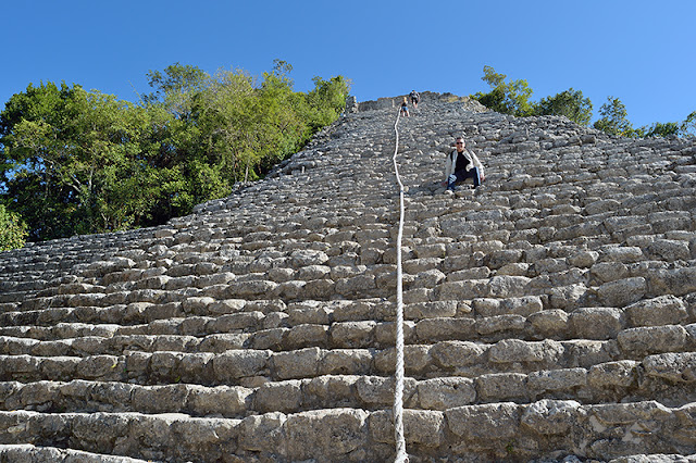 Gens qui escaladent la pyramide Nohoch Mul à Cobá