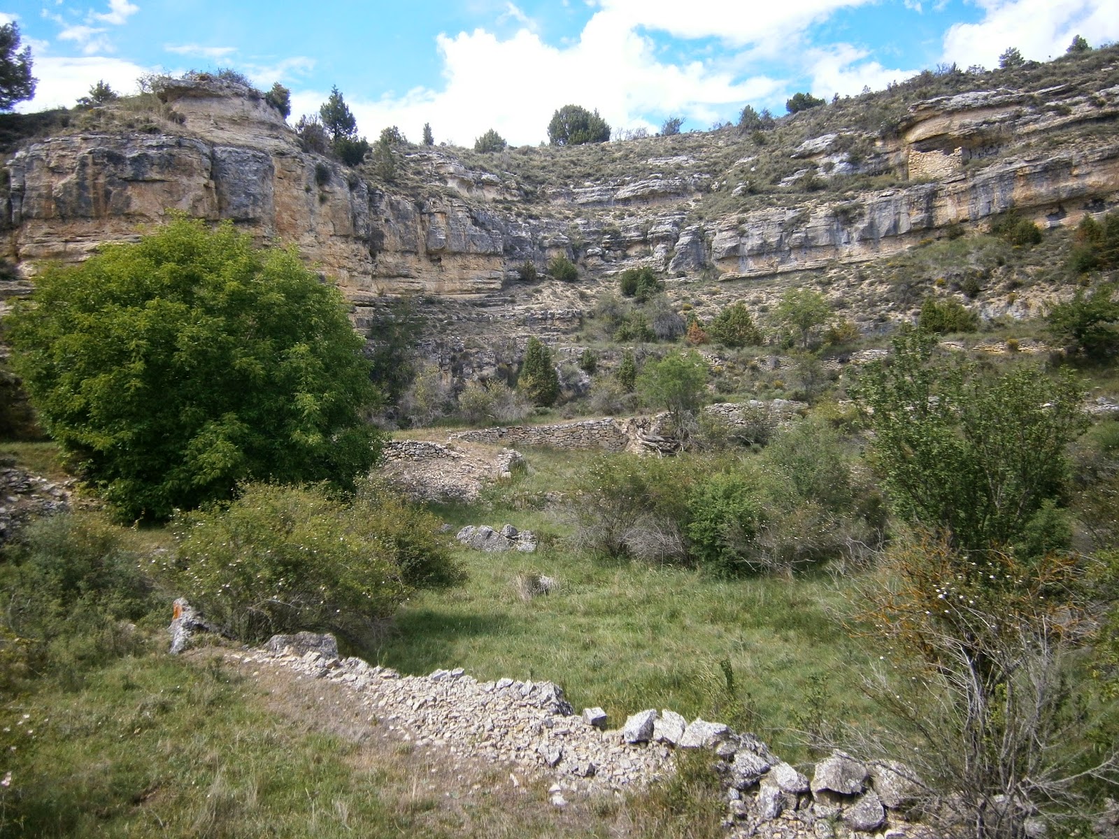 Interior de la Dolina del Cañigral, Albarracin (Teruel)