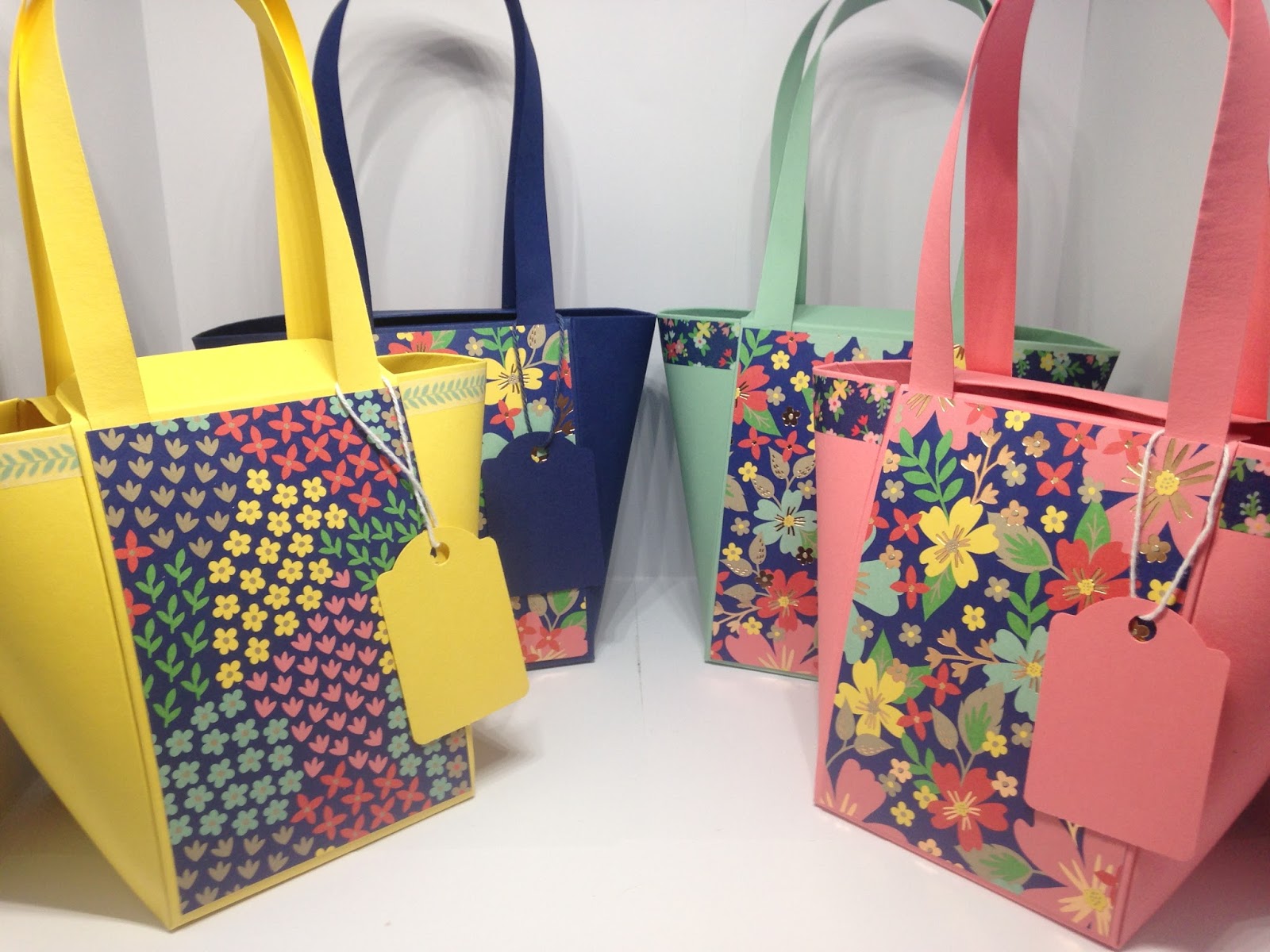 Craft with Sarah Lindsay!: Handbags and gladrags...
