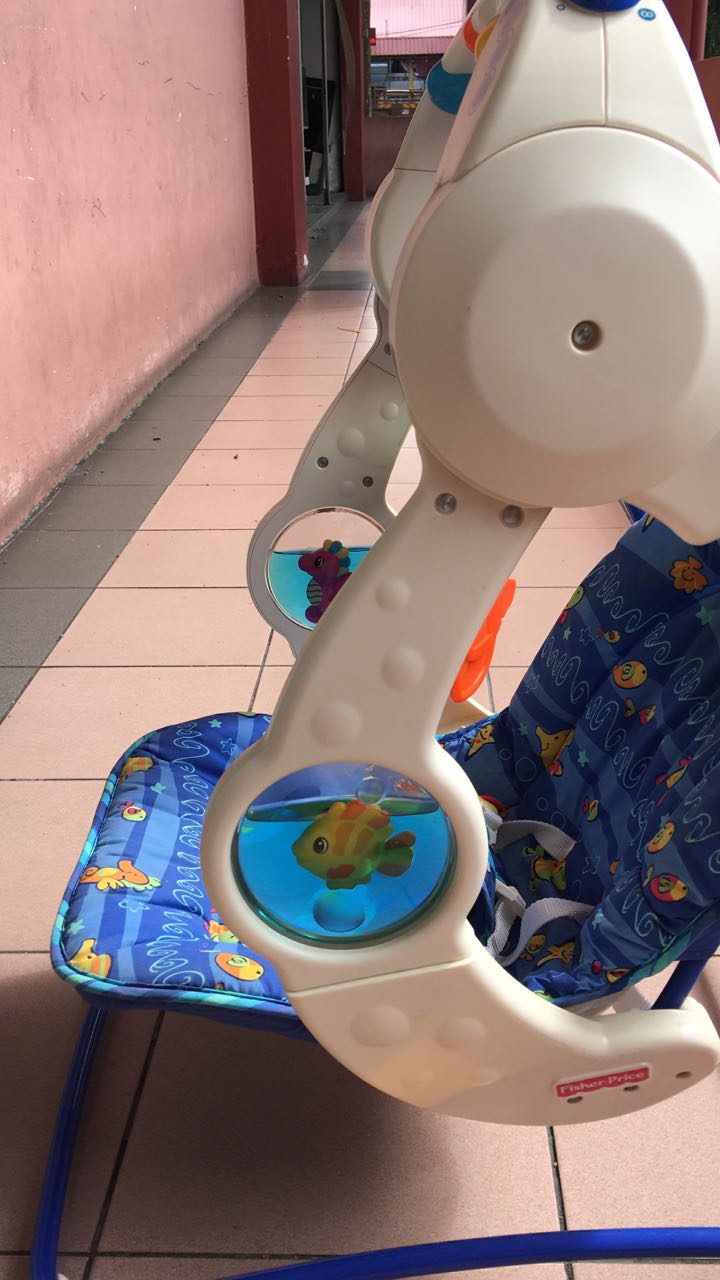 MYBUNDLETOYS2 FISHER PRICE Aquarium Take Along Swing