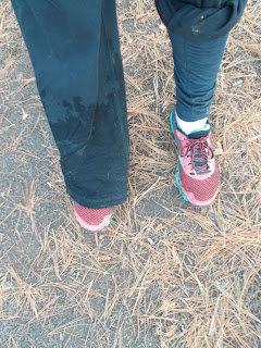 espadrilles Mizuno, pantalons trempés, tapis d'aiguilles espadrilles Mizuno, pantalons trempés, tapis d'aiguilles