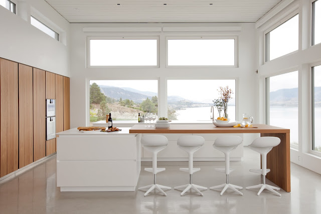 cocina-blanca-y-madera-con-isla-ritchieconstruction1