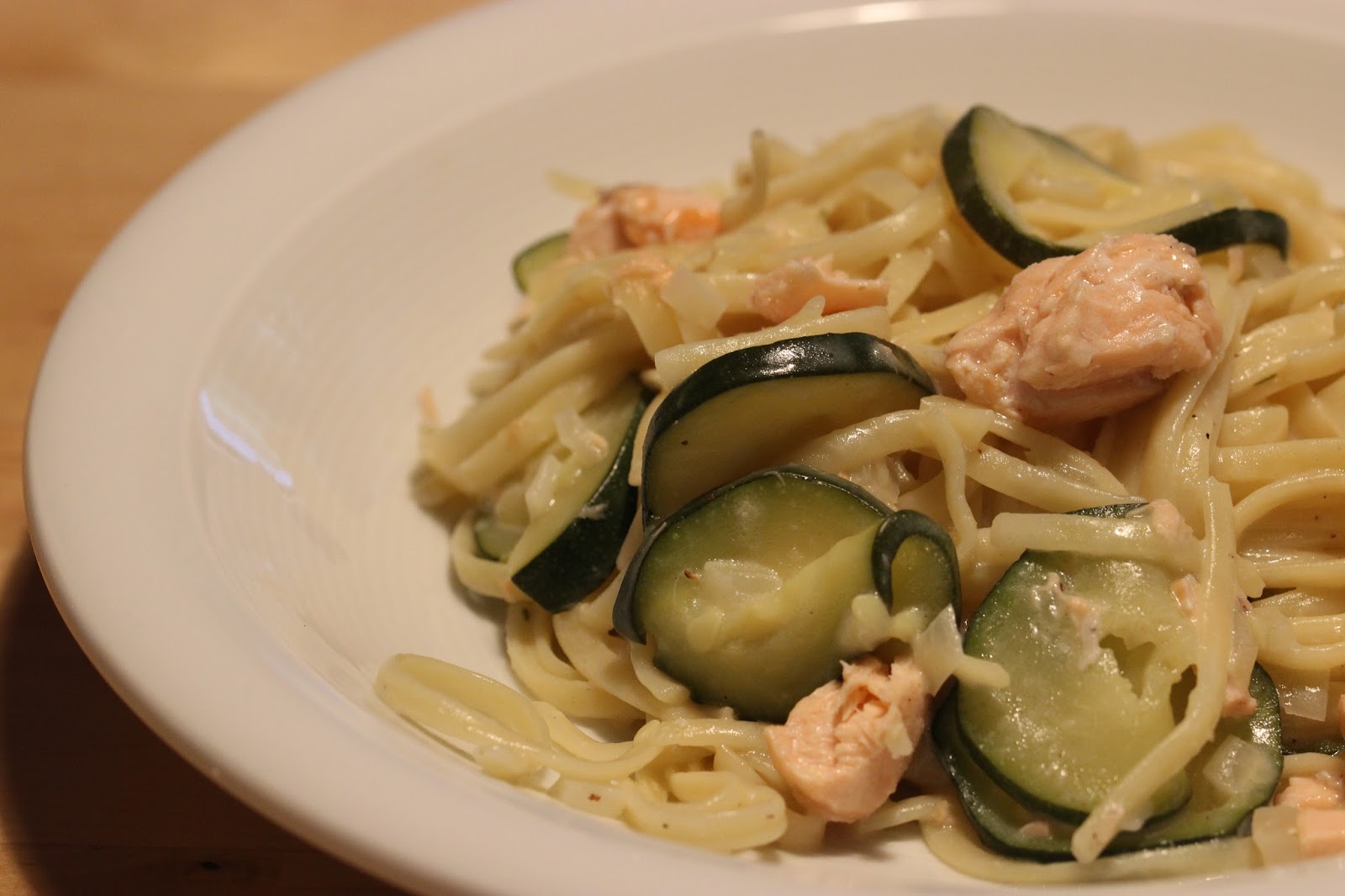 Leckereien aus der (Mini-)Küche: Nudeln mit Zucchini-Lachs-Soße
