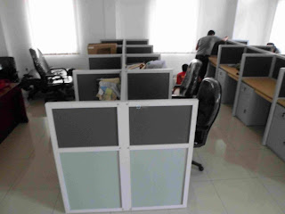 Meja Sekat Kantor Bahan Multiplek HPL - Pesan Furniture Kantor Produksi Cepat