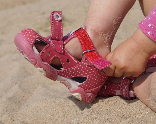 Mit tollen Kinderschuhen am Strand unterwegs (+ Verlosung)! Hier: Sandalen mit Klettverschlüssen, süßen Punkten und Blumen für kleine Mädchen und Lauflerner