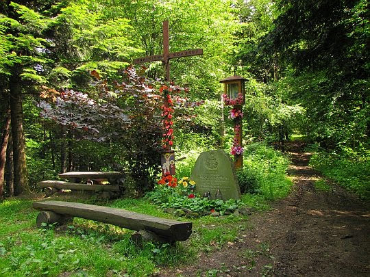Rozstaj pod Łysą Górą (510 m n.p.m.) z kapliczką, krzyżem i kamiennym obeliskiem. Rozstaj pod Łysą Górą (510 m n.p.m.) z kapliczką, krzyżem i kamiennym obeliskiem.