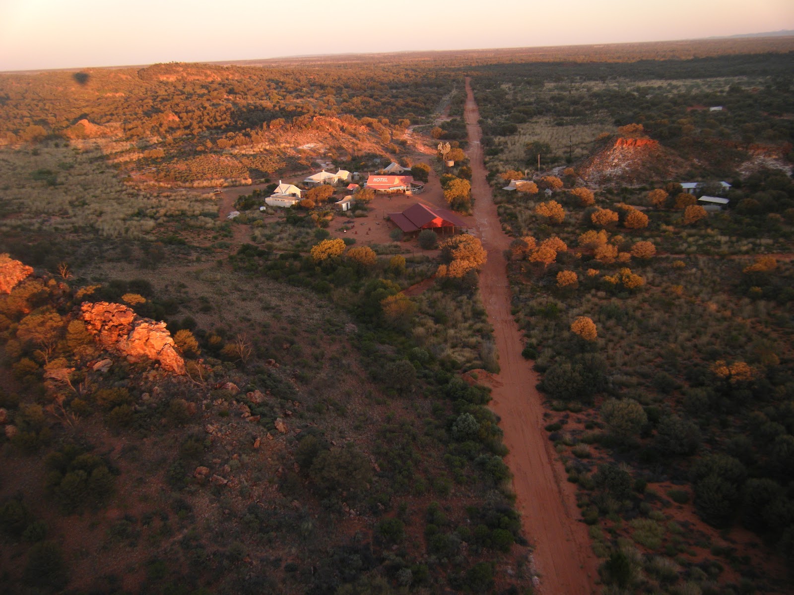 Shanks & Nai Tour Aus Alice Springs, Tennant Creek & Mataranka