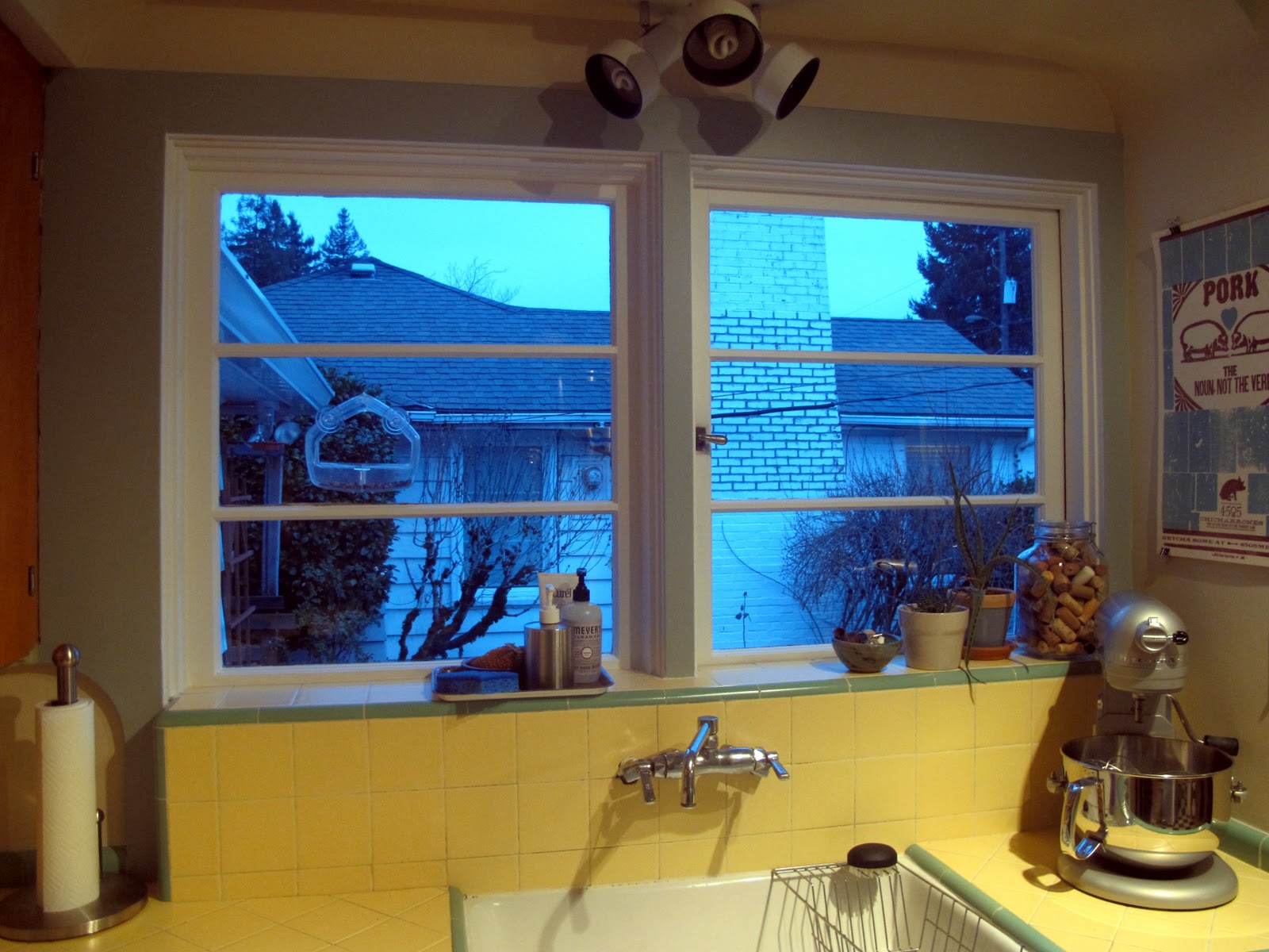 Just a girl with a hammer: Little things: the kitchen window