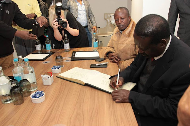 Raila Odinga Sign Nelson Mandela's Tribute Book