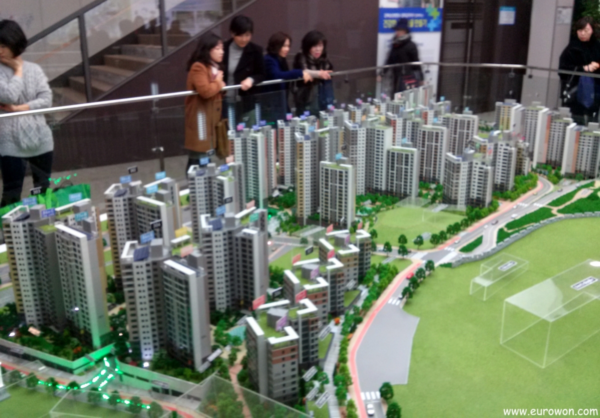 Coreanos viendo maquetas de edificios de apartamentos