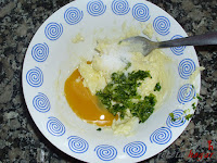 Añadiendo la sal fina y la yema de huevo a la mantequillla