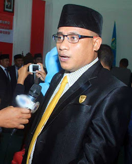 Ambon, Malukupost.com - DPRD Kabupaten Buru telah mengeluarkan rekomendasi khusus terkait penghentian aktivitas penambangan emas di Gunung Botak, baik yang dilakukan perusahaan maupun para penambang emas tanpa izin (PETI).    "Tujuannya untuk melakukan penataan, jadi ditutup sementara, baik perusahaan maupun tambang-tambang liar untuk dilakukan penataan kembali supaya ada jaminan bagi kita," kata Ketua DPRD Kabupaten Buru, Ikhsan Tinggapi, di Ambon, Senin (8/10).