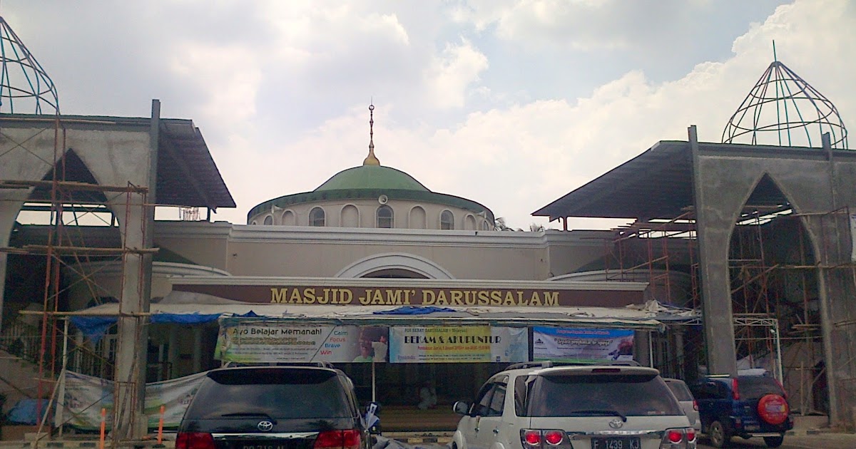 Sholat dimana Masjid Jami' Darussalam Kota Wisata