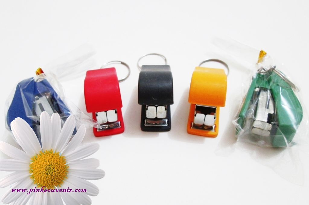 souvenir gantungan kunci staples pink souvenir pusat undangan dan souvenir pernikahan murah souvenir gantungan kunci staples pink souvenir pusat undangan dan souvenir pernikahan murah