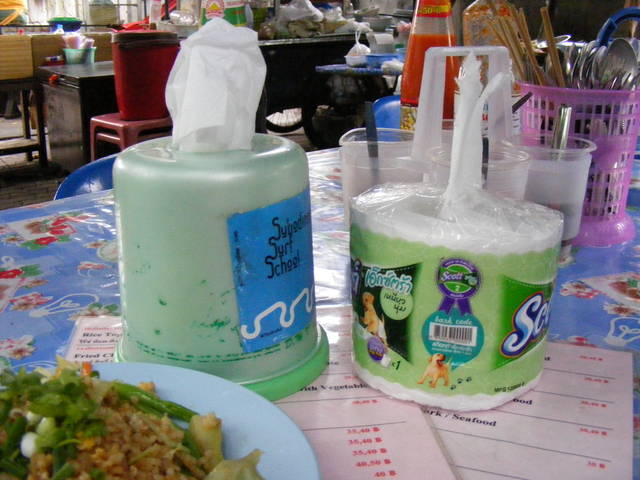 Pakai Tisu Toilet di Meja Makan