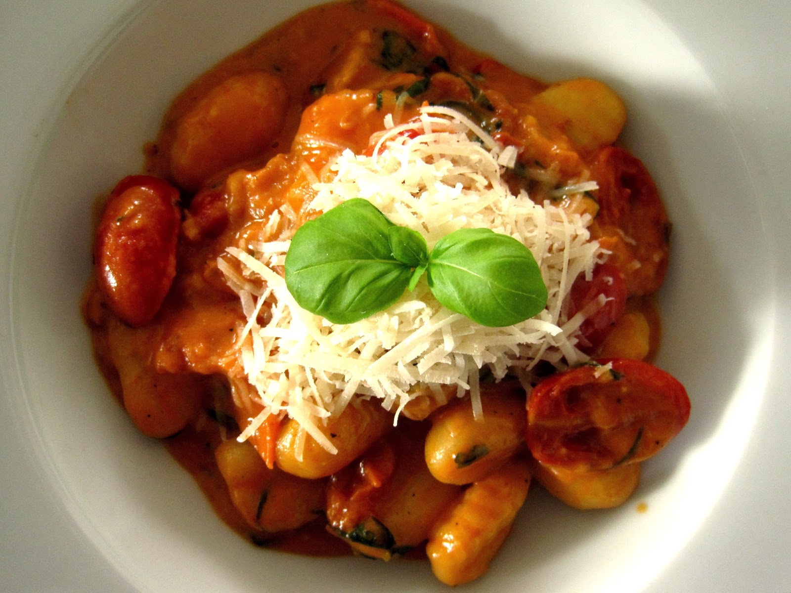 b o u r b o n l i f e: Tomatensoße aus gelben und roten Tomaten