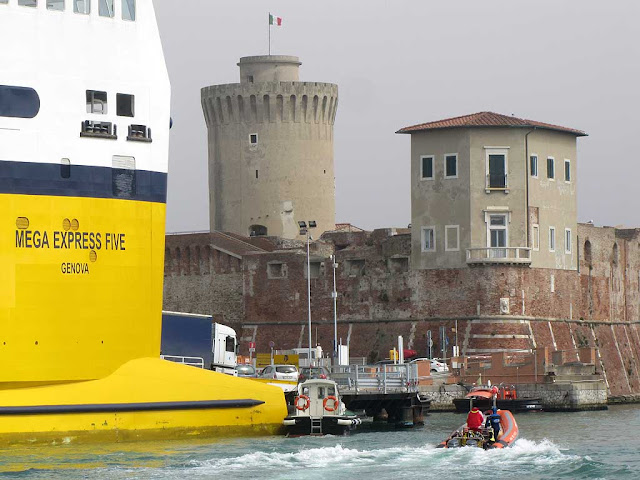 Ferry, pilot boat, Canaviglia bastion and Mastio di Matilde, Livorno