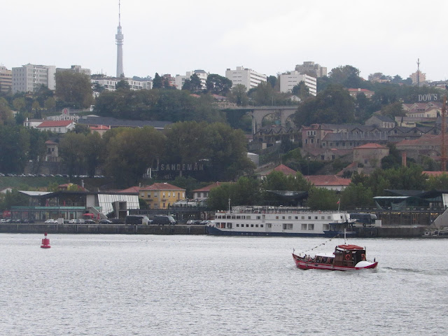 O Rio Douro e Vila Nova de Gaia - Parte dos fundos da Alfândega O que fazer no Porto, Portugal