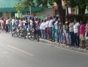 Tamayo realizan cadena humana en reclamo de reivindicaciones