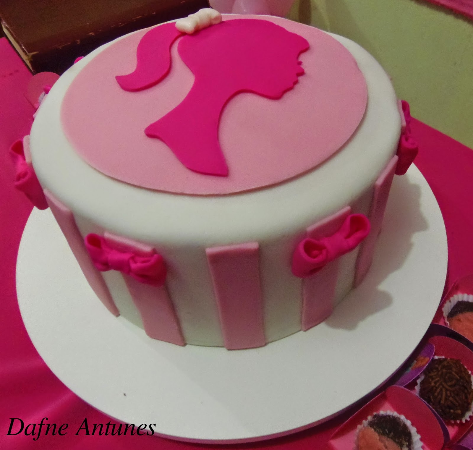 Bolo de aniversário da Barbie - COMO FAZER OMBRÉ CAKE 
