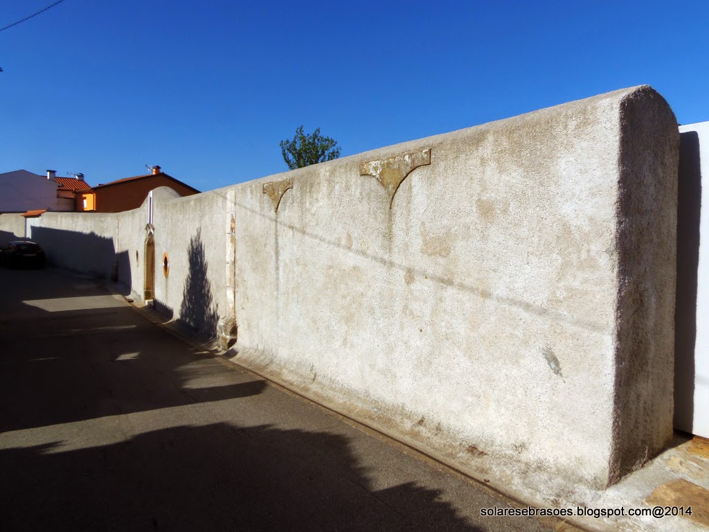 Solares e Brasões Muro de propriedade em Paredes Oliveira do Mondego