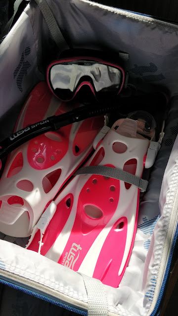 packing snorkel gear in hand luggage