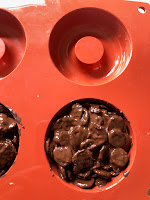 Pétales d'épeautre enrobées de chocolat dans les empreintes de mini moules à savarin