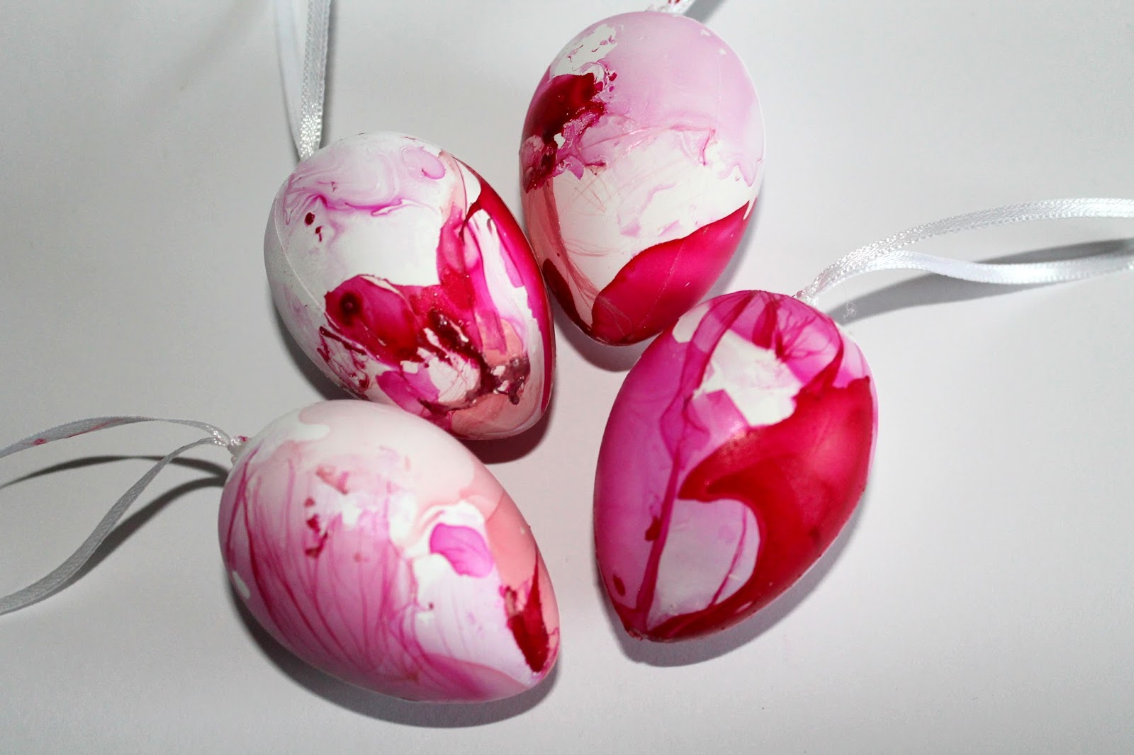 Ostereier färben mal anders: DIY marmorierte Ostereier mit Nagellack ...