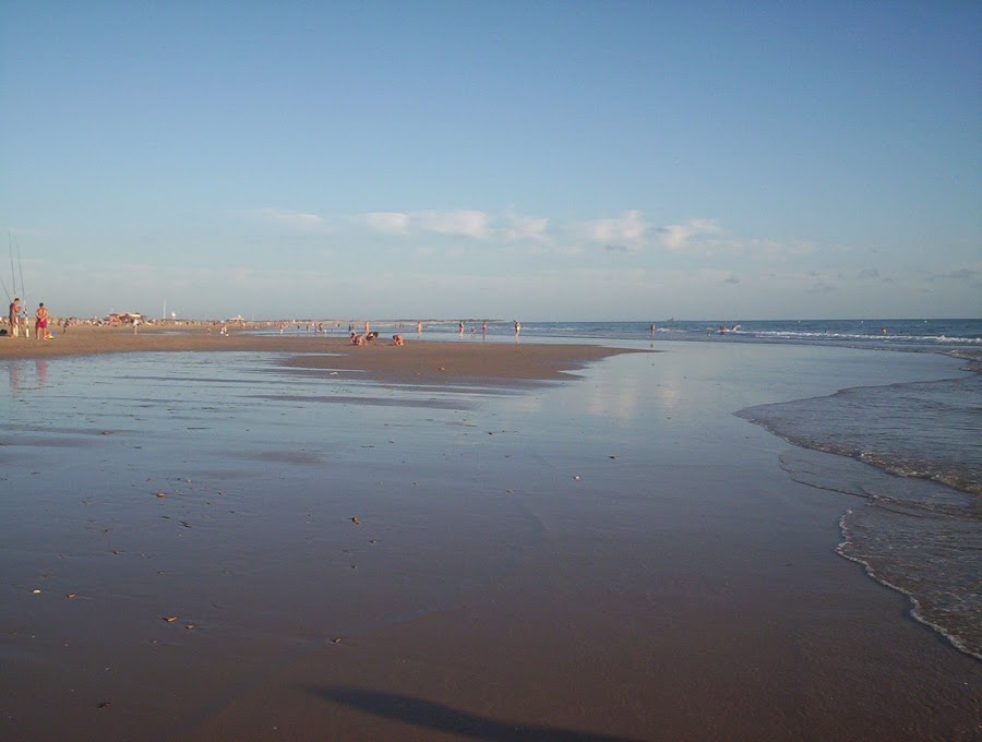 Playa de La Barrosa, Chiclana de la Frontera, dónde se conserva la Torre Bermeja, testigo de la Guerra de Independencia Española.