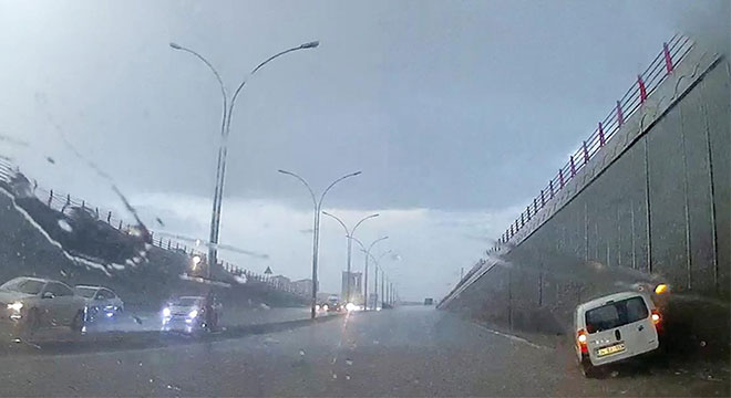 Sağanak yağış Diyarbakır'da hayatı felç etti Sağanak yağış Diyarbakır'da hayatı felç etti