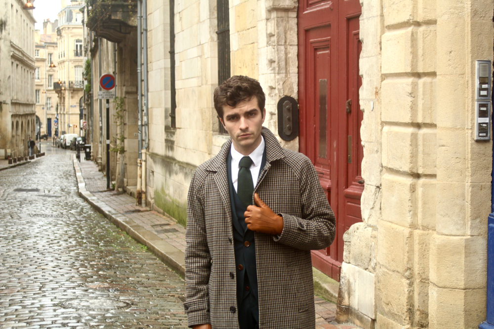 blog-mode-homme-style-elegant-masculin-costume-sur-mesure-vert-samson-bordeaux-paris-qualite-prix-pas-cher-gant-cuir-france-double-bracelet-hermes-complet-trois-pieces-3-smart-dandy-classe-mariage-cravate-berluti-laine-tressee-mocassins-louis-vuitton-pantalon-ourlet-poche-cavalier