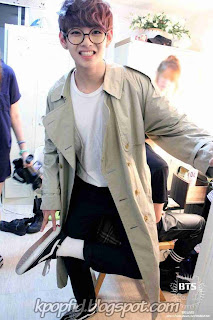 Foto Lucu V BTS (Kim Taehyung) Bangtan Boys Pakai Kacamata Foto Lucu V BTS (Kim Taehyung) Bangtan Boys Pakai Kacamata
