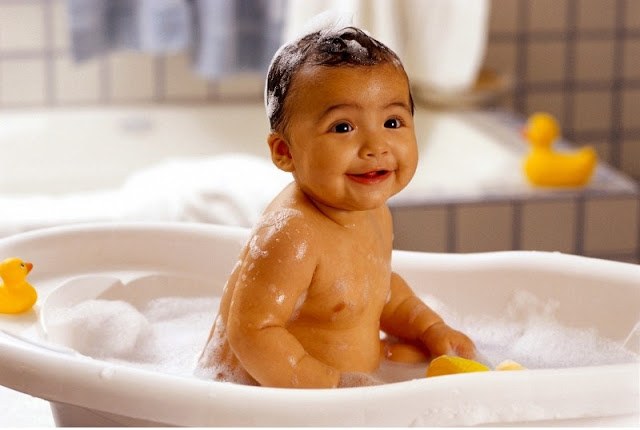 Tuyệt chiêu giúp bé có được một sức khỏe tốt nhất Tắm cho bé đúng giờ cũng là biện pháp giúp bé có được một thể trạng thật tốt