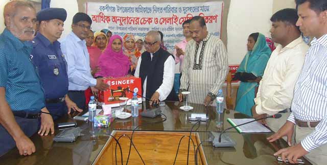 বকশীগঞ্জে দুঃস্থদের মাঝে আর্থিক অনুদানের চেক ও সেলাই মেশিন বিতরণ distribution of financial donations among the poor in Bakshiganj