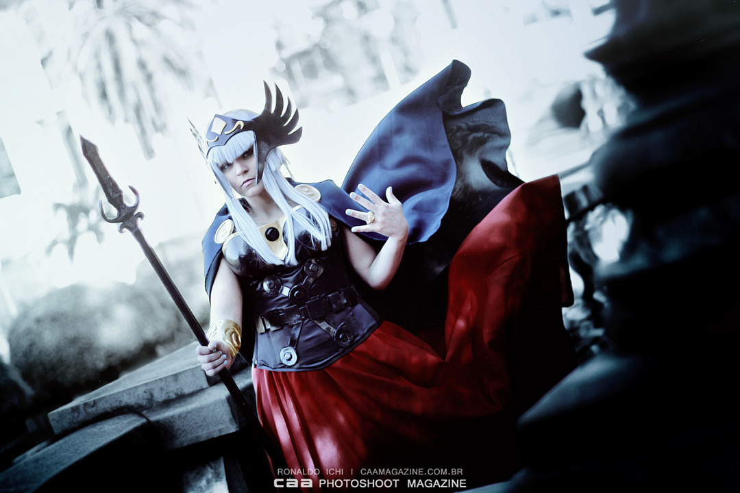 cosplayer MARI and your Polaris Hilda cosplay costume from Saint Seiya. Photography by CAA/Ronaldo Ichi.