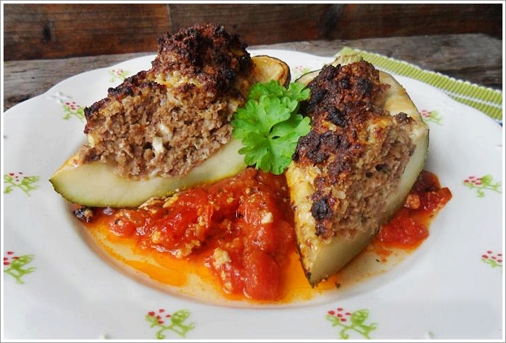 Zwei Riesen - Gefüllte Zucchini auf Tomatensoße