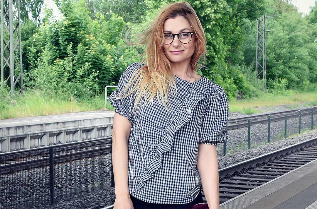 Kurze Damenbluse mit Vichy karo in Schwarz Weiß, Sommerkaro So stylst Du Sommerkaro, Modeblog für Frauen über 40