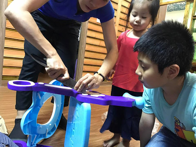Cách nắp đặt nắp bồn cầu có thang, tay vịn cho bé vô cùng dễ dàng đơn giản Cách nắp đặt nắp bồn cầu có thang, tay vịn cho bé vô cùng dễ dàng đơn giản