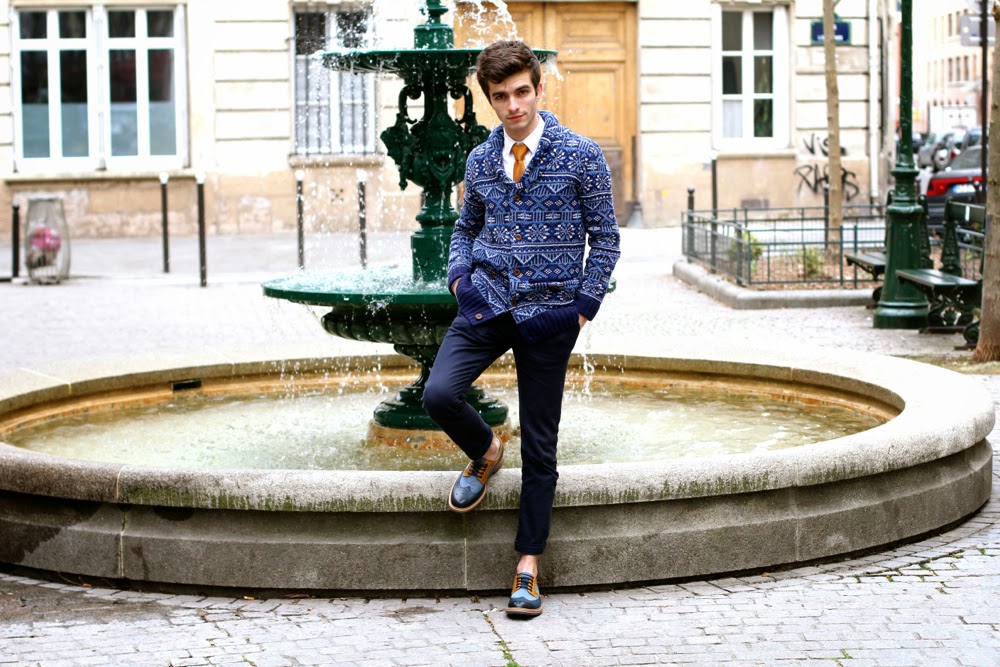 BLOG-MODE-HOMME_Preppy_River-Island_Aztec-Cardigan_Cravate-Tricot_Derbies-Clarks_Dandy_Style_Mensfashion_Paris