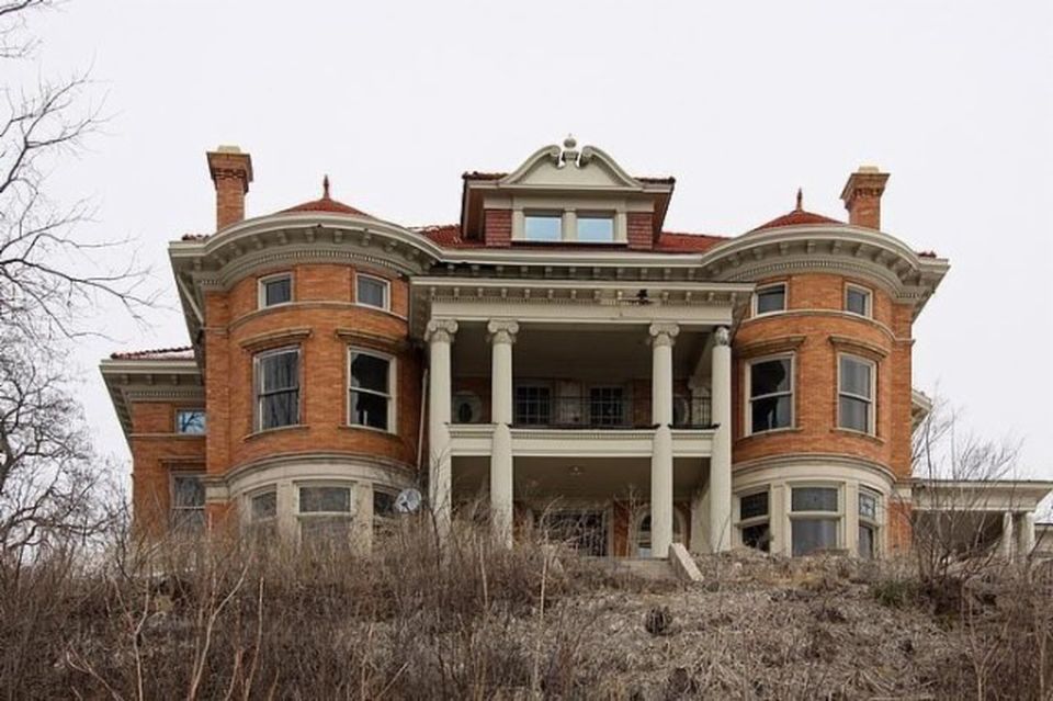 Sweet House Dreams Overview Mansion, 1901 Colonial Revival in