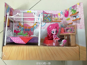 Equestria Girls Mini Pinkie Pie Smyths Bedroom Slumber Set