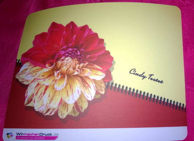 Mouse Pad Mit 2 Farbiger Dahlie mit Rot-Gelben untergrund mit Cindy Testet
