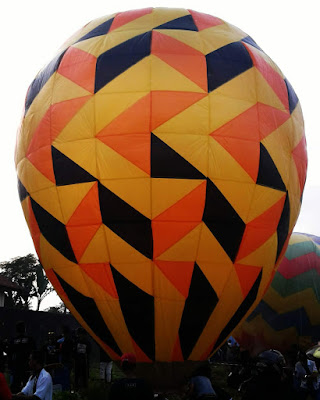 Bagaimana membuat Balon Udara Raksasa dari Kertas layangan/minyak di WONOSOBO