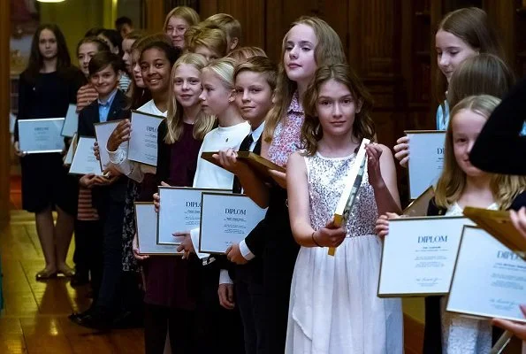 Queen Silvia presented Mayflower 2018 diplomas to 6th-8th grade students of Adolf Fredrik Music School who have collected the highest amount donation