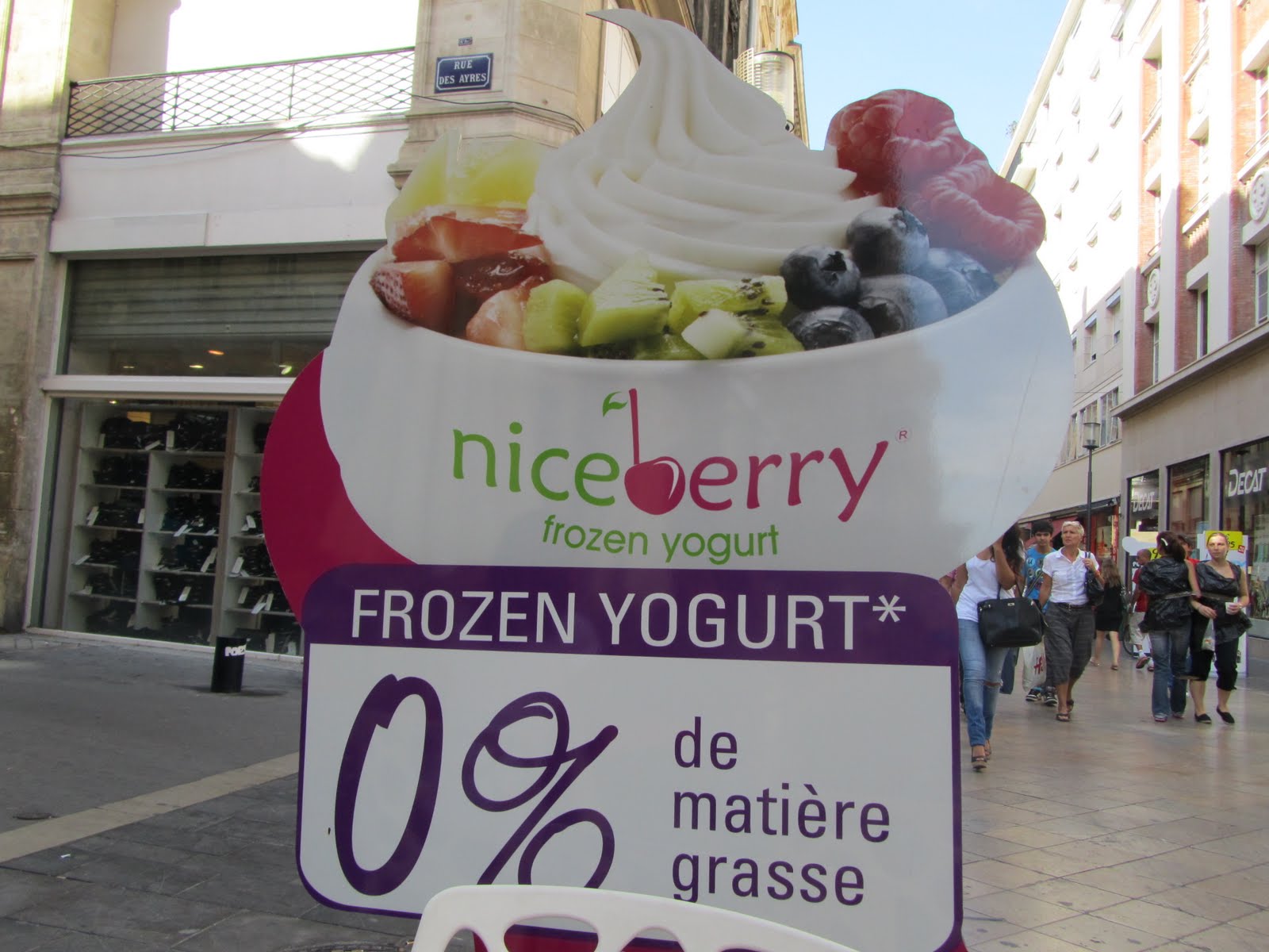 Katie in Bordeaux! Frozen Yogurt en France!